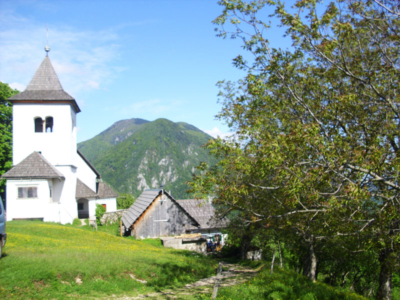 Vaška cerkev z alpskim ozadjem